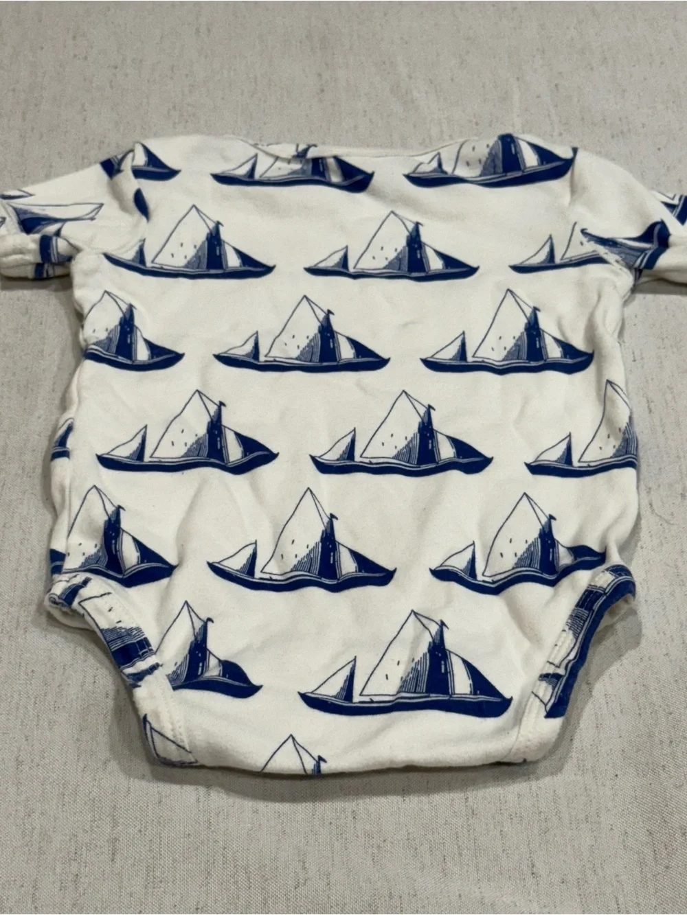 kate quinn White Bodysuit Navy Sailboat Print 12-18m 100% organic cotton